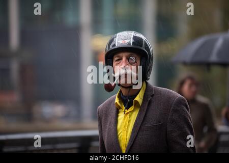 UTILISATION ÉDITORIALE SEULEMENT Riders au début de la Distinguished Gentleman's Ride, qui a vu des centaines de motards sur leurs vélos d'époque visiter la capitale pour recueillir de l'argent pour Movember. Banque D'Images