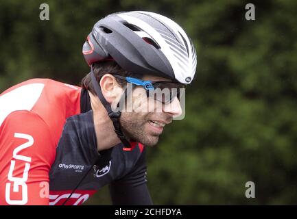 EMBARQUEMENT À 0001 LUNDI OCTOBRE 7 USAGE ÉDITORIAL SEUL l'athlète Endurance Mark Beaumont démontre à quel point il peut remorquer une caravane avec un vélo avant le salon Motorhome and Caravan, qui commence le 15 octobre au NEC Birmingham. Banque D'Images