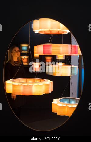 USAGE ÉDITORIAL SEULS les membres du public regardent le stand Sylvie Lighting au Decorex 2019 à Olympia, Londres. Banque D'Images