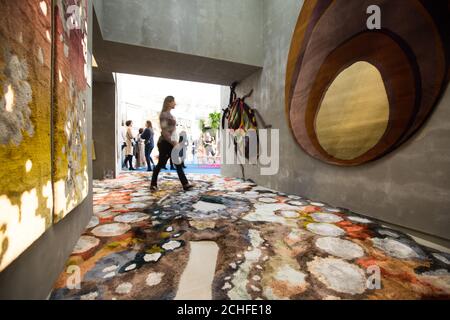 USAGE ÉDITORIAL SEULS les membres du public regardent le stand de la compagnie Rug au Decorex 2019 à Olympia, Londres. Banque D'Images