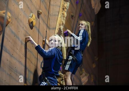 UTILISATION ÉDITORIALE SEULEMENT Abi Cowie (à droite) et Olivia McLoughlin, tous deux 15 ans, du Birmingham City Regional Talent Club, une équipe de football entièrement féminine, participent à un défi de tir à l'arc/escalade/assaut à l'aventure Bear Grylls pour trouver « la plus grosse fille de Birmingham » et marquer la Journée internationale de la fille du vendredi. Banque D'Images