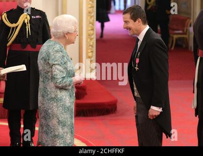 Edward 'Bear' Grylls de Ramsbury est fait un OBE (officier de l'ordre de l'Empire britannique) par la reine Elizabeth II à Buckingham Palace. Banque D'Images