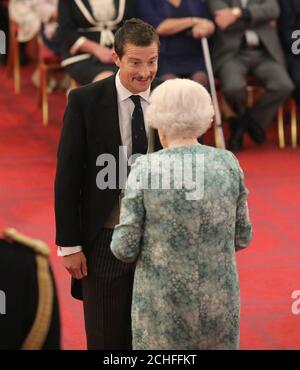 Edward 'Bear' Grylls de Ramsbury est fait un OBE (officier de l'ordre de l'Empire britannique) par la reine Elizabeth II à Buckingham Palace. Banque D'Images