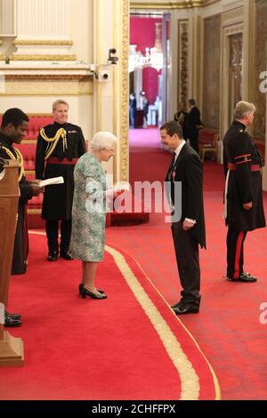 Edward 'Bear' Grylls de Ramsbury est fait un OBE (officier de l'ordre de l'Empire britannique) par la reine Elizabeth II à Buckingham Palace. APPUYEZ SUR ASSOCIATION photo. Date de la photo: Jeudi 10 octobre 2019. Le crédit photo devrait se lire: Yui Mok/PA Wire Banque D'Images