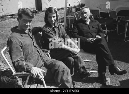 L'acteur semi-retraité Richard Burton (r), 56 ans, avec les costars John Hurt (l) et Suzanna Hamilton (c) sur place pour le tournage du classique de George Orwell « 1984 » au RAF Hullavington. Banque D'Images