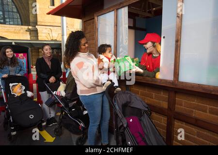 USAGE ÉDITORIAL SEULS les membres du public assistent à la première pop-up Pram Drive Thru, ouverte par Ella's Kitchen à Londres mardi. Banque D'Images