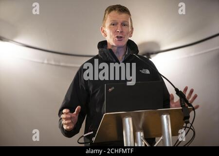 USAGE ÉDITORIAL SEUL l'astronaute Tim Peake parle à des écoliers d'Ysgol Clydau in Star, un petit hameau de Pembrokeshire, pays de Galles, pour discuter de son expérience avec l'astrophotographie et sa dernière mission spatiale, Comme il soutient la campagne de Google en encourageant la nation à se rapprocher des étoiles et à apprendre sur notre univers. Banque D'Images