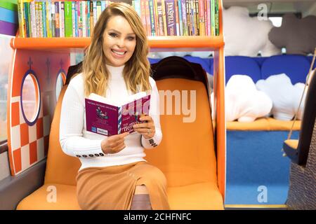 UTILISATION ÉDITORIALE SEULEMENT Katie Piper lit aux écoliers à bord de leur nouveau bus de bibliothèque, qui a été transformé par des collègues d'Epsom Sainsbury's dans le cadre de la 150 Days of Community Initiative du détaillant, à l'école primaire Riverview de Tolworth, Surrey. Photo PA. Date de publication : le mardi 29 octobre 2019. L'ancien bus londonien a été réaménagé et rénové dans le cadre du programme anniversaire de Sainsbury, qui a permis à 178,000 collègues du Royaume-Uni de se porter volontaires pour une cause de leur choix dans leur communauté locale. Le crédit photo devrait se lire: David Parry/PA Wire Banque D'Images