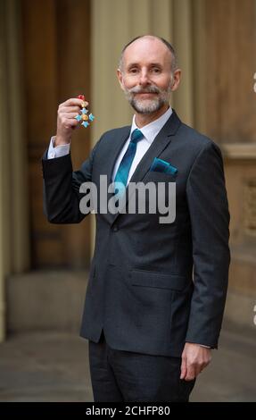 L'artiste Glenn Brown avec sa médaille CBE, remise par le duc de Cambridge lors d'une cérémonie d'investiture à Buckingham Palace, Londres. Banque D'Images