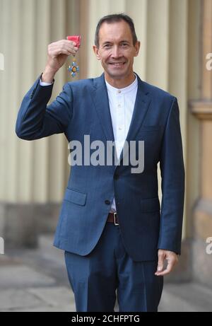 Jonathan Dove avec sa médaille CBE remise par le Prince de Galles lors d'une cérémonie d'investiture au Palais de Buckingham à Londres. Banque D'Images