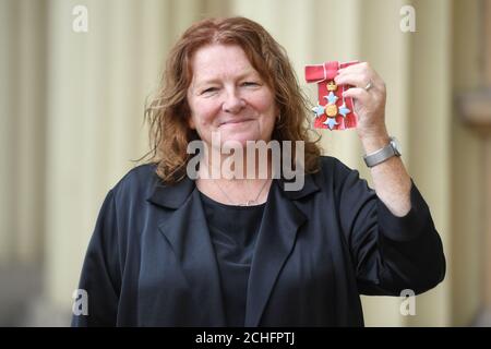 Rachel Whiteread avec sa médaille Dame Commander remise par le Prince de Galles lors d'une cérémonie d'investiture au Palais de Buckingham à Londres. Banque D'Images