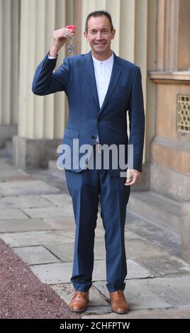 Jonathan Dove avec sa médaille CBE remise par le Prince de Galles lors d'une cérémonie d'investiture au Palais de Buckingham à Londres. Banque D'Images