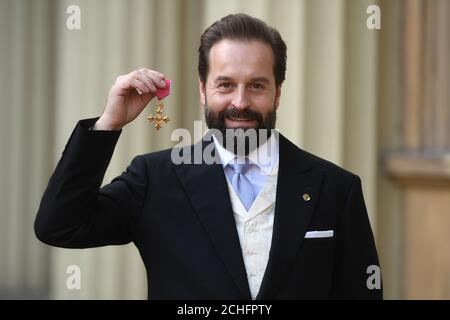 Alfie BoE avec sa médaille OBE remise par le Prince de Galles lors d'une cérémonie d'investiture au Palais de Buckingham à Londres. Banque D'Images