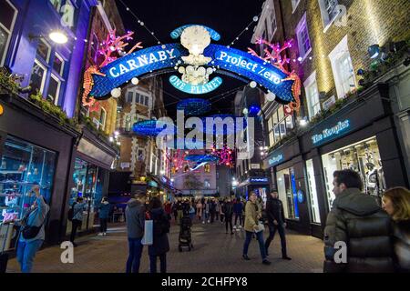 Vues générales de la nouvelle installation de lumière de Noël durable sur le thème de l'océan à Carnaby London, créée en partenariat avec l'organisme de bienfaisance pour la conservation des océans Project Zero. Banque D'Images