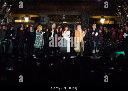 USAGE ÉDITORIAL SEULEMENT Paul Feig (deuxième à gauche) Emilia Clarke (au centre) et Dame Emma Thompson (au centre à droite), du nouveau film ???Last Christmas???, allumez les lumières de Noël de Covent Garden à Londres. Banque D'Images