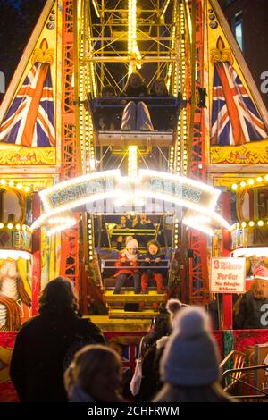 Les foules se rassemblent pour les lumières de Noël de Marylebone Village sur Marylebone High Street, Londres, pour aider à la prise en charge du cancer et soutenir la charité, Teenage cancer Trust. Banque D'Images