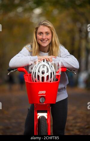 USAGE ÉDITORIAL SEULE la médaillée d'or olympique Laura Kenny lance des cours de vélo gratuits à Londres avec DES VÉLOS électriques, dans le but de donner à chacun les moyens de faire du vélo en toute confiance et en toute sécurité, en particulier aux femmes. Photo PA. Date de publication : lundi 18 novembre 2019. Les cours marquent le lancement d'un partenariat entre Uber???s e-bike offre JUMP et cycle confient, à la suite de recherches qui mettent en évidence les obstacles empêchant les femmes de prendre le vélo - comme le sport ou le transport, qu'il s'agisse d'un manque de confiance ou de préoccupations en matière de sécurité. Le crédit photo devrait se lire: David Parry/PA Wire Banque D'Images