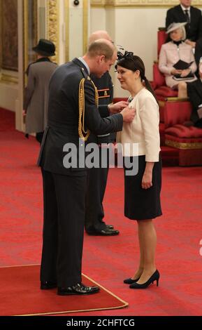 Victoria Garcia de Hove est fait un MBE (membre de l'ordre de l'Empire britannique) par le duc de Cambridge à Buckingham Palace à Londres. Banque D'Images