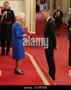 Le surintendant détective Mark Gower de Reading est fait officier de l'ordre de l'Empire britannique par la reine Elizabeth II, lors d'une cérémonie d'investiture au Palais de Buckingham à Londres. Banque D'Images