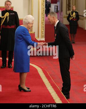 Le surintendant détective Mark Gower de Reading est fait officier de l'ordre de l'Empire britannique par la reine Elizabeth II, lors d'une cérémonie d'investiture au Palais de Buckingham à Londres. Banque D'Images