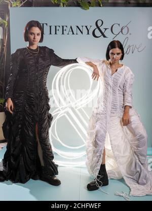 USAGE ÉDITORIAL SEULS les Bloom Twins, Anna (à gauche) et Sofia Kuprienko participent au lancement de Tiffany & Co. Et de Coty, la première merveille d'hiver parfumée de SUSHISAMBA à Covent Garden. Banque D'Images