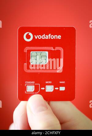 EDITORIAL UTILISEZ UNIQUEMENT le nouveau support de carte SIM demi-taille de Vodafone qui est lancé à partir de Noël 2019, réduisant la quantité de plastique nécessaire pour produire leurs cartes SIM. Banque D'Images