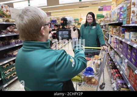 USAGE ÉDITORIAL SEULS les collègues (de gauche à droite) Lesley Shaw et Bev Kelly, qui sont tous deux des champions de la communauté pour les Morrisons à Wakefield, font un film de Noël de supermarché pour enquêter sur les endroits où les produits invendus quotidiens vont une fois qu'ils sont donnés à la charité. Photo PA. Date de publication : le mardi 10 décembre 2019. Le film, qui a été écrit et réalisé par Lesley et Bev, aux côtés de son collègue PAM Abbot, suit une tarte aux morristons lors de son voyage d'un magasin de Wakefield à Street Kitchen de la ville - où ils sont donnés aux sans-abri et aux personnes dans le besoin. Le crédit photo devrait se lire comme suit : Danny Lawson/PA Wire Banque D'Images