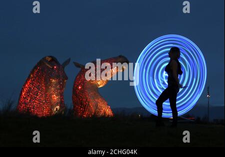 Hooper LED fonctionne à un crépuscule Daiquiri aperçu pour Fire & Light : Visions 2020 tenue à l'Helix, accueil des Kelpies le 1er & 2ème. Feu et lumière : Visions 2020 encourage les visiteurs à embrasser l'aventure d'une nouvelle année avec une promenade à travers le parc en direction de l'hélice de magique Kelpies, interagir avec un incroyable éventail de performances et d'installations le long de la manière. PA Photo. Photo date : mercredi 18 décembre, 2019. Une fois que les visiteurs atteignent le Kelpies, elles peuvent arrêter et profitez de la chaleur qui sera chorégraphié à la puissante performance live des tambours taiko. Lorsque les tambours sto Banque D'Images