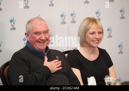 Allison et John McDonald, de Stockton On Tees, célébrant leur ? ?2 millions jackpot Lotto gagner à Crathorne Hall, Yorkshire du Nord. Banque D'Images