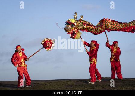 Danseurs de l'Edinburgh Chinese Education Centre effectuer une danse du dragon chinois pour lancer le Nouvel An chinois 2020 et l'Année du Rat sur Calton Hill, à Édimbourg. Banque D'Images