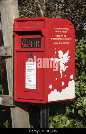 Sous embargo JUSqu'au 0001 VENDREDI 7 FÉVRIER UTILISATION ÉDITORIALE SEUL une boîte postale Royal Mail spécialement conçue est dévoilée à Lover, dans le Wiltshire, pour célébrer la Saint-Valentin. Banque D'Images