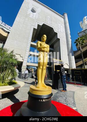 Une vue générale du tapis rouge mis en place avant les 2020 Academy Awards à Los Angeles, en Californie Banque D'Images