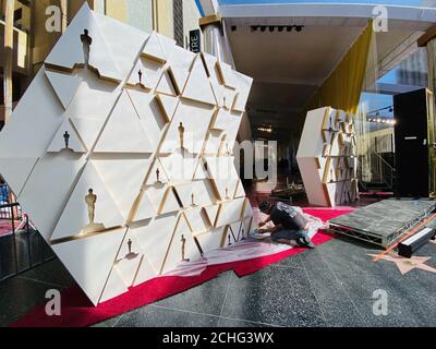 Une vue générale du tapis rouge mis en place avant les 2020 Academy Awards à Los Angeles, en Californie Banque D'Images