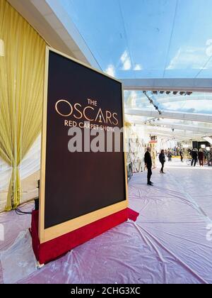 Une vue générale du tapis rouge mis en place avant les 2020 Academy Awards à Los Angeles, en Californie Banque D'Images