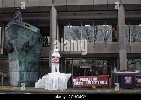 Les militants environnementaux protestent contre la pollution de l'Arctique par l'industrie maritime, en dehors de l'Organisation maritime internationale de Westminster, à Londres, contre la rébellion de l'extinction et contre Ecohustler. Banque D'Images