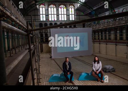 Les artistes Phil Duckworth et Ben Sadler (à droite) de Juneau Projects, qui ont développé l'installation d'art réfléchissant spéculaire à Moseley Road Baths, Birmingham, qui présente des animations peintes à la main créées par 500 personnes locales en collaboration avec le National Trust. Banque D'Images