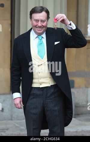 Nicky Henderson avec son OBE, après une cérémonie d'investiture à Buckingham Palace, Londres. Banque D'Images