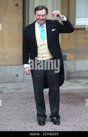 Nicky Henderson avec son OBE, après une cérémonie d'investiture à Buckingham Palace, Londres. Banque D'Images