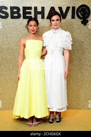 Gugu Mbatha-Raw (à gauche) et Keira Knightley participant à la première mondiale MisBehavior qui s'est tenue à l'hôtel Ham Yard de Soho, Londres. Banque D'Images