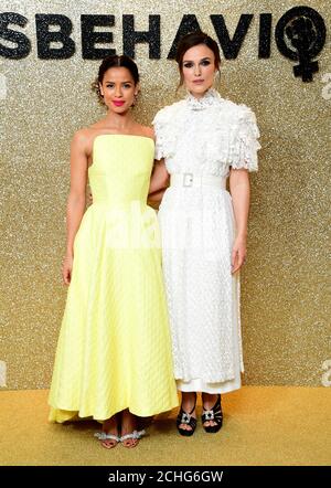 Gugu Mbatha-Raw (à gauche) et Keira Knightley participant à la première mondiale MisBehavior qui s'est tenue à l'hôtel Ham Yard de Soho, Londres. Banque D'Images
