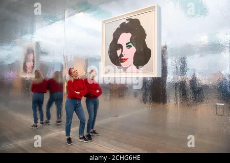 Un assistant de la galerie Tate Modern voit « Silver Liz », 1963 ans, lors d'une vue de presse de la nouvelle exposition Andy Warhol à Tate Modern, Londres, qui présente des œuvres et des œuvres d'art pop classiques jamais présentées au Royaume-Uni. Photo PA. Date de la photo: Mardi 10 mars 2020. Le crédit photo devrait se lire comme suit : Dominic Lipinski/PA Wire Banque D'Images