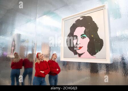 Un assistant de la galerie Tate Modern voit « Silver Liz », 1963 ans, lors d'une vue de presse de la nouvelle exposition Andy Warhol à Tate Modern, Londres, qui présente des œuvres et des œuvres d'art pop classiques jamais présentées au Royaume-Uni. Photo PA. Date de la photo: Mardi 10 mars 2020. Le crédit photo devrait se lire comme suit : Dominic Lipinski/PA Wire Banque D'Images