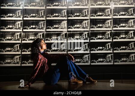 Un assistant de la galerie Tate Modern voit 'Sixty Last Suppers' 1986, qui est exposé pour la première fois au Royaume-Uni, lors d'une vue de presse de la nouvelle exposition majeure d'Andy Warhol à Tate Modern, Londres. Photo PA. Date de la photo: Mardi 10 mars 2020. Le crédit photo devrait se lire comme suit : Dominic Lipinski/PA Wire Banque D'Images