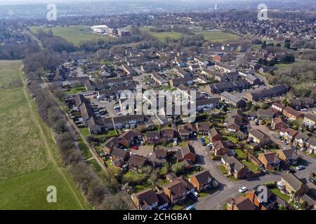 Une vue aérienne de Leverstock Green, près de Hemel Hempstead. Photo PA. Date de la photo : vendredi 27 mars 2020. Le nombre de décès par coronavirus au Royaume-Uni a atteint 578, jeudi. Voir PA Story SANTÉ coronavirus. Le crédit photo devrait se lire: Steve Parsons/PA Wire Banque D'Images