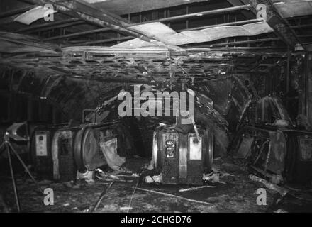 Le sommet des escaliers mécaniques endommagés par le feu à l'intérieur de la station de métro King's Cross, scène d'un incendie dans lequel plus de 30 personnes ont péri. *Source de l'image : Tony de Salvo Banque D'Images