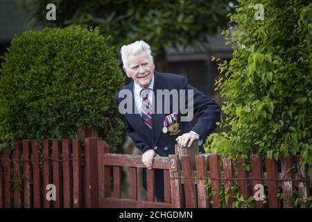 Vétéran du commandement des bombardiers Alistair Lamb, âgé de 93 ans, à sa maison à Stirling, avant le 75ème anniversaire des opérations Manna, l'une des premières missions d'aide humanitaire menées par la Royal Air Force à la fin de la seconde Guerre mondiale. Banque D'Images