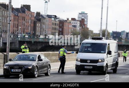 Les véhicules s'arrêtent à un point de contrôle Garda dans le centre-ville de Dublin, car Gardai a été déployé à des points de contrôle à l'échelle nationale pour empêcher les gens de voyager à travers le pays pour le week-end de vacances de la banque de mai. Banque D'Images