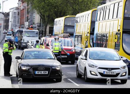 Les véhicules s'arrêtent à un point de contrôle Garda dans le centre-ville de Dublin, car Gardai a été déployé à des points de contrôle à l'échelle nationale pour empêcher les gens de voyager à travers le pays pour le week-end de vacances de la banque de mai. Banque D'Images