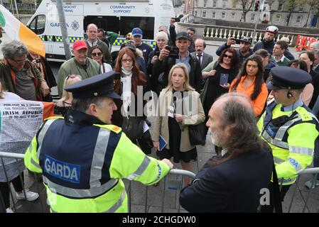 Gemma O'Doherty (au centre) et John Waters (deuxième à droite) se tiennent avec leurs partisans à leur arrivée à la High court de Dublin. O'Deherty et Waters ont lancé une contestation judiciaire contre l'État au sujet des lois d'urgence et des restrictions introduites pour mettre fin à la propagation de Covid-19. Banque D'Images