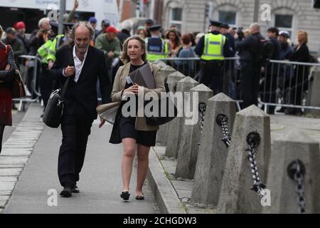 John Waters et Gemma O'Doherty arrivent à la Haute Cour de Dublin, où ils ont lancé un défi juridique contre l'État au sujet des lois et restrictions d'urgence introduites pour arrêter la propagation de Covid-19. Banque D'Images